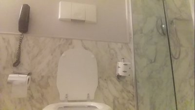 Sa bathtub na may pulang buhok.